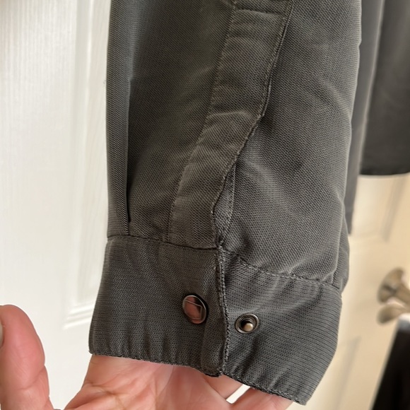 SCOTTEVEST TEC SHIRT, size M, mint condition, color gray. - Picture 8 of 10